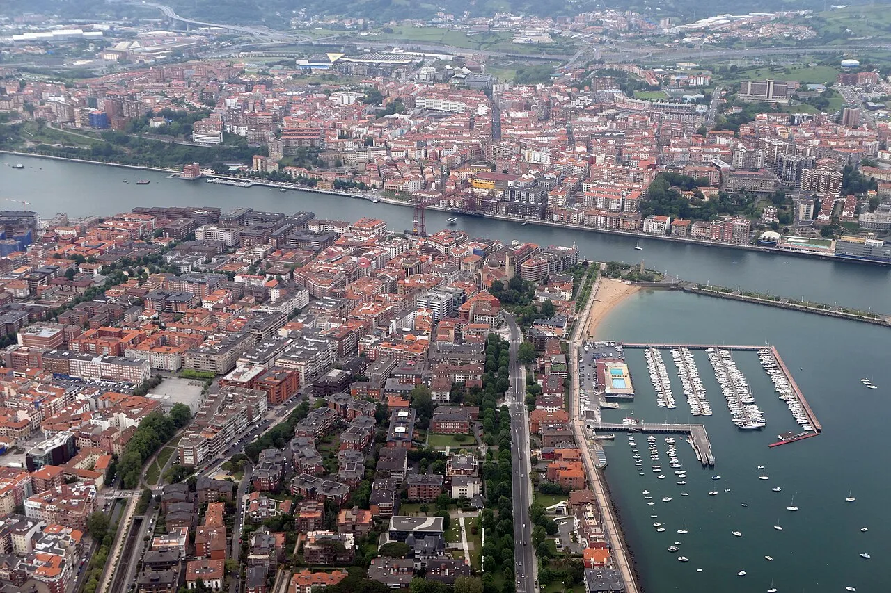 Vista aérea de la ría del Nervión y la costa de Getxo