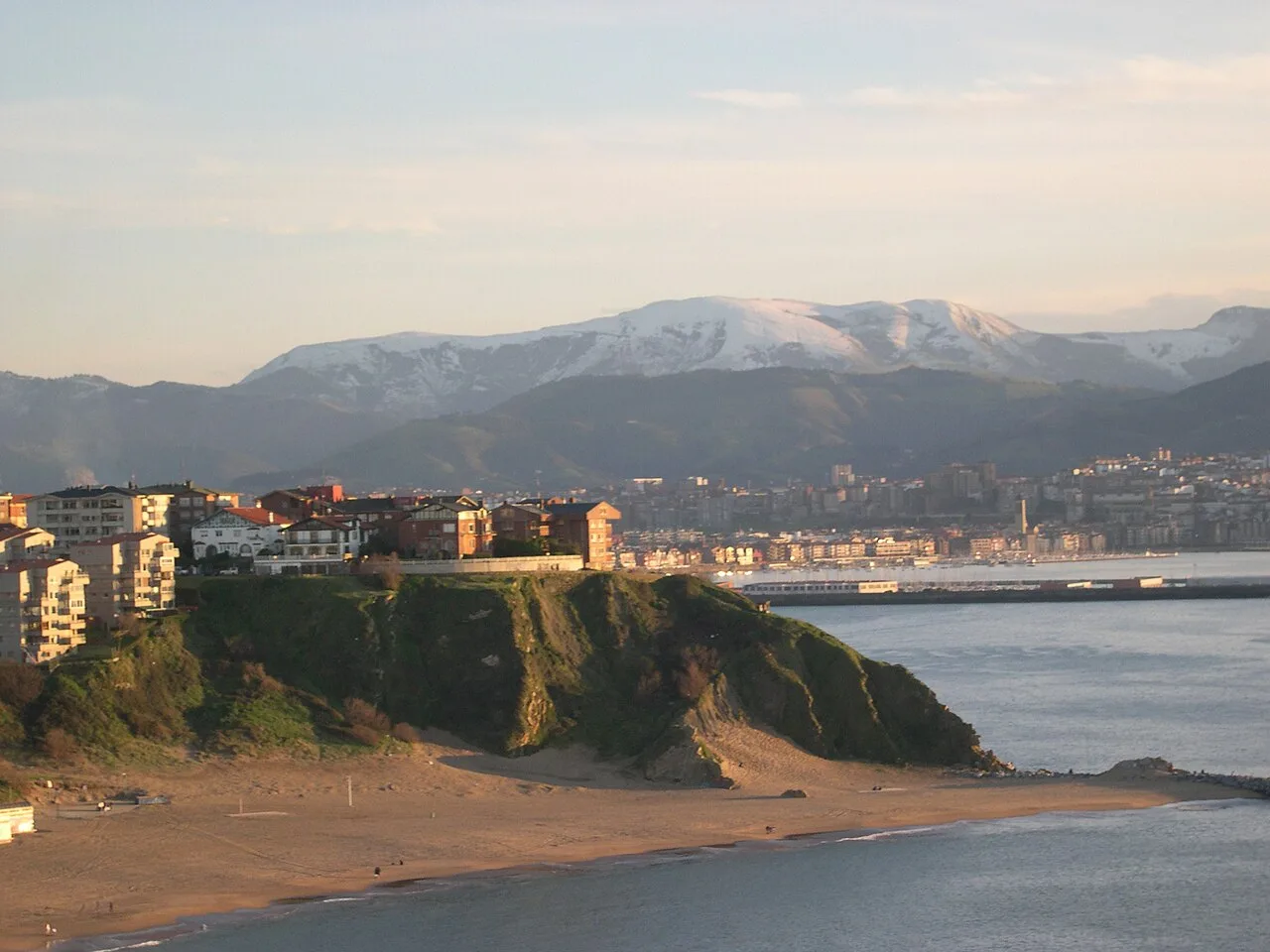 Playa de Arrigunaga y acantilados de Getxo al atardecer, con los montes al fondo