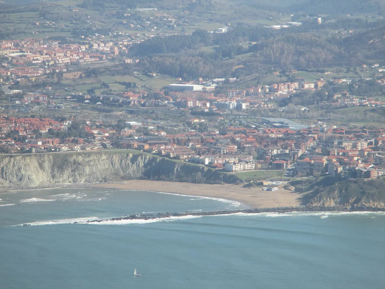 Vista aérea de la costa de Neguri y la playa de Arrigunaga, Getxo
